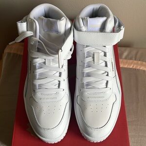 Women’s NIB size 10 Puma sneakers “Carina Street Mid”